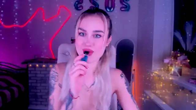 Snapshot of _Ravenaa chatting on 02.03.25 Ravenaa online show from 02.03.25