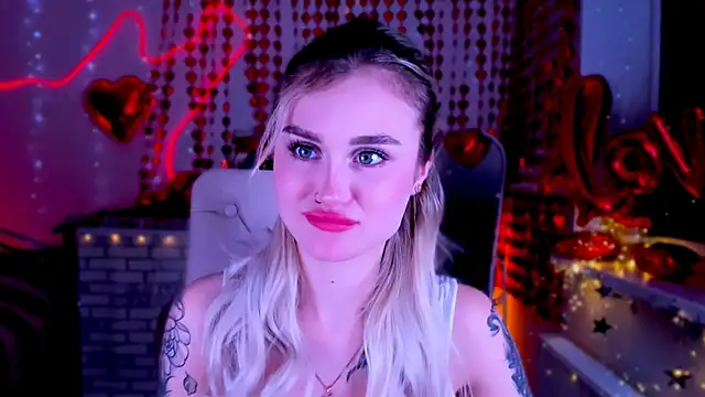 Snapshot of _Ravenaa chatting on 02.25.25 Ravenaa online show from 02.25.25