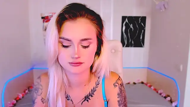 Snapshot of _Ravenaa chatting on 09.29.25 Ravenaa online show from 09.29.25