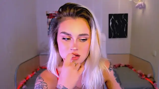 Snapshot of _Ravenaa chatting on 10.06.25 Ravenaa online show from 10.06.25