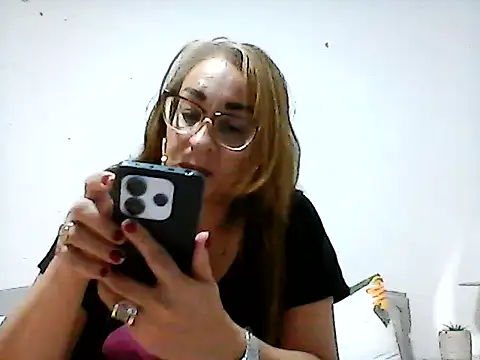Snapshot of karlabarrera chatting on 09.15.25 karlabarrera online show from 09.15.25
