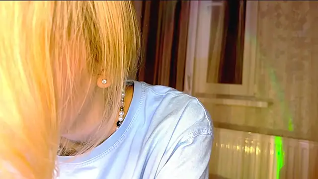 Snapshot of Evvie_Summn1 chatting on 03.04.25 Evvie Summn1 online show from 03.04.25