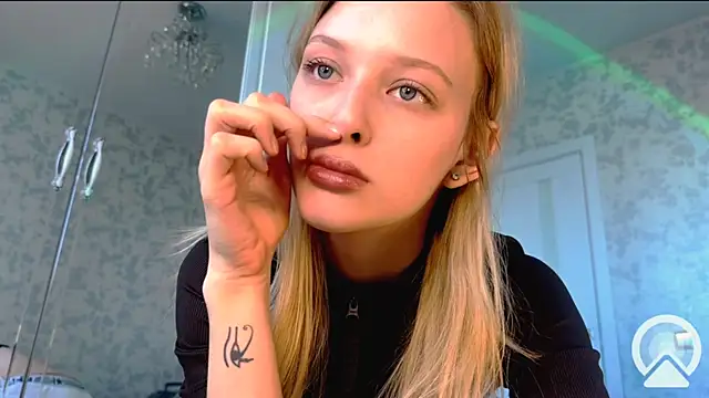 Snapshot of Evvie_Summn1 chatting on 03.22.25 Evvie Summn1 online show from 03.22.25