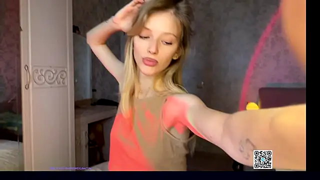 Snapshot of Evvie_Summn1 chatting on 09.28.25 Evvie Summn1 online show from 09.28.25