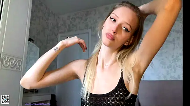 Snapshot of Evvie_Summn1 chatting on 10.10.25 Evvie Summn1 online show from 10.10.25