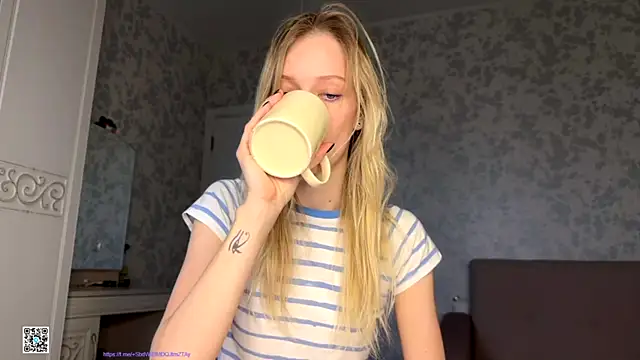 Snapshot of Evvie_Summn1 chatting on 10.11.25 Evvie Summn1 online show from 10.11.25