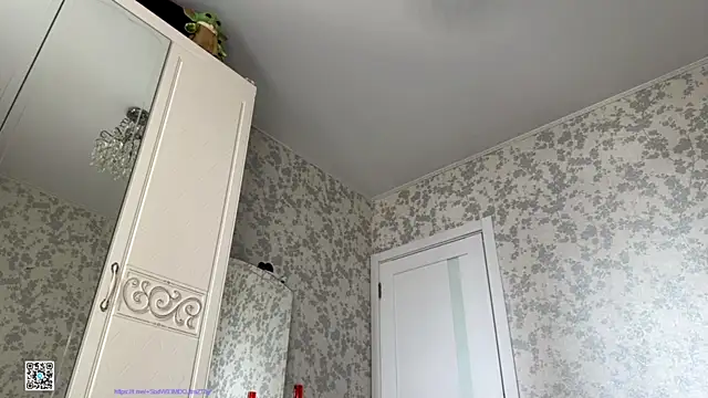 Snapshot of Evvie_Summn1 chatting on 10.18.25 Evvie Summn1 online show from 10.18.25