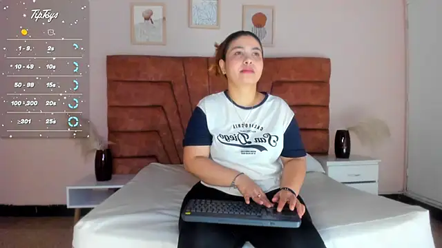 MAHIASMITH13 online show from 03.12.25