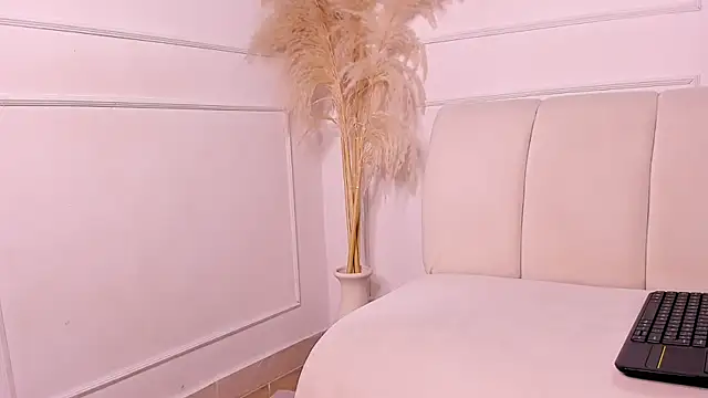 april higgins online show from 02.04.25