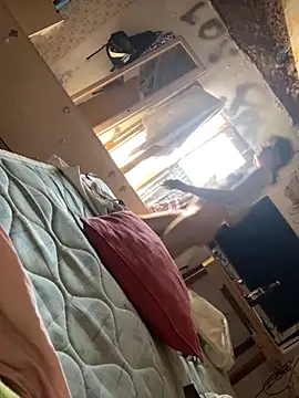 Snapshot of Yasmine47 chatting on 09.17.25 Yasmine47 online show from 09.17.25