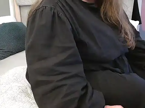 Snapshot of MarthaBriest chatting on 02.10.25 MarthaBriest online show from 02.10.25