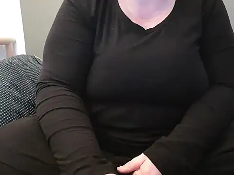 Snapshot of MarthaBriest chatting on 03.18.25 MarthaBriest online show from 03.18.25