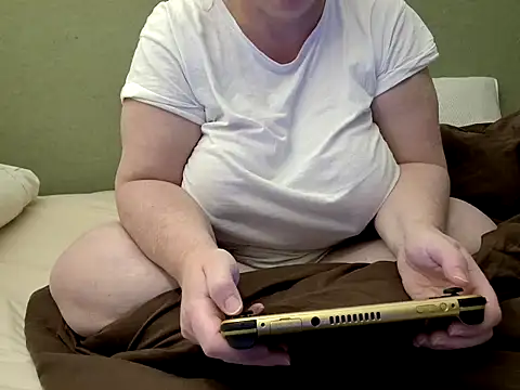 Snapshot of MarthaBriest chatting on 10.04.25 MarthaBriest online show from 10.04.25