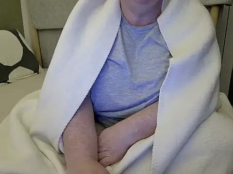 Snapshot of MarthaBriest chatting on 10.11.25 MarthaBriest online show from 10.11.25