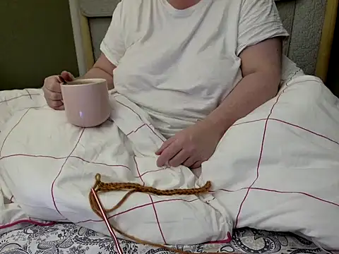 Snapshot of MarthaBriest chatting on 10.22.25 MarthaBriest online show from 10.22.25