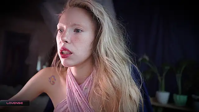 Snapshot of _Phantom_thread_ chatting on 11.07.25 Phantom thread online show from 11.07.25