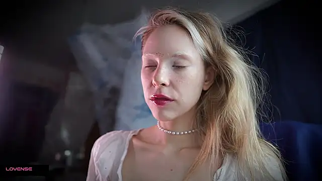 Snapshot of _Phantom_thread_ chatting on 11.10.25 Phantom thread online show from 11.10.25