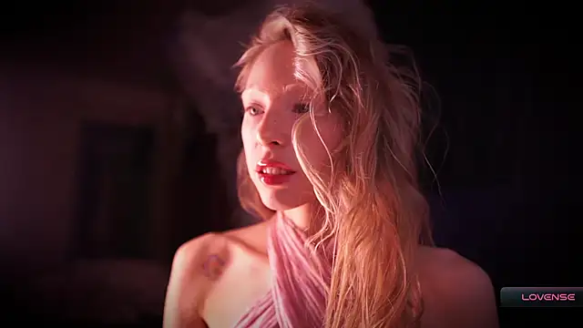 Snapshot of _Phantom_thread_ chatting on 11.19.25 Phantom thread online show from 11.19.25