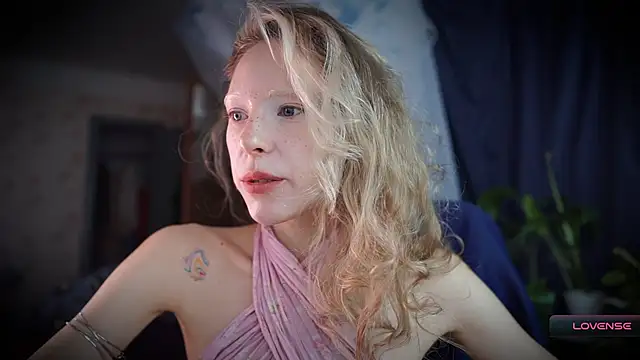 Snapshot of _Phantom_thread_ chatting on 11.24.25 Phantom thread online show from 11.24.25