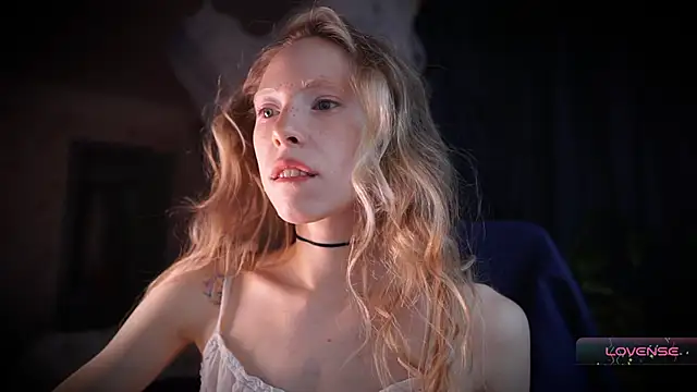 Snapshot of _Phantom_thread_ chatting on 12.03.25 Phantom thread online show from 12.03.25