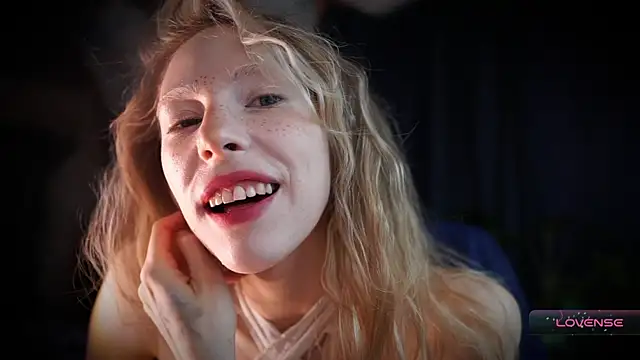 Snapshot of _Phantom_thread_ chatting on 12.04.25 Phantom thread online show from 12.04.25