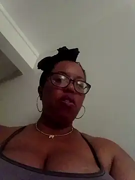 Snapshot of KittyKayla chatting on 10.10.25 KittyKayla online show from 10.10.25