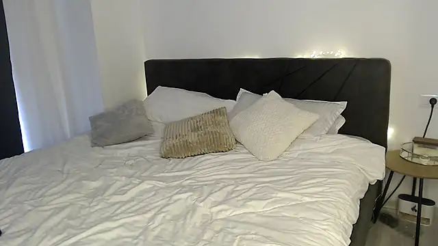 Snapshot of ElizabethAC chatting on 12.16.24 ElizabethAC online show from 12.16.24