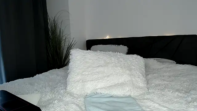 Snapshot of ElizabethAC chatting on 11.19.25 ElizabethAC online show from 11.19.25