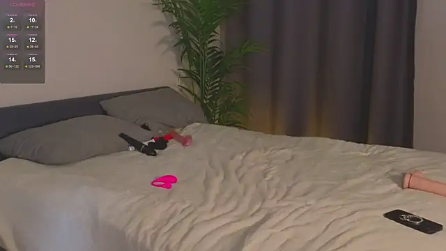 Roxie Mils online show from 02.01.25