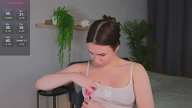 Roxie Mils online show from 02.04.25