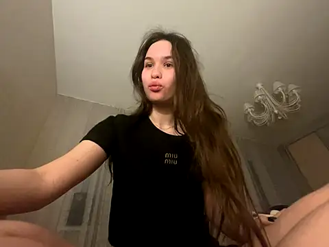 Roxie Mils online show from 11.08.25