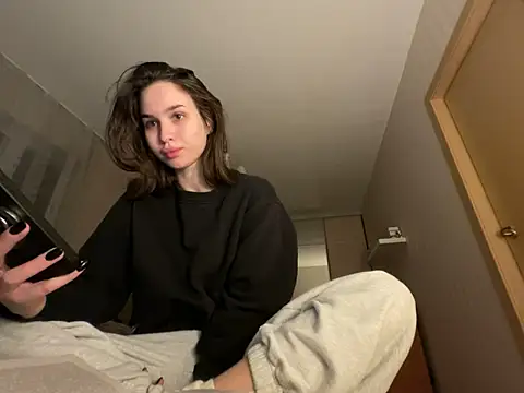 Roxie Mils online show from 11.09.25