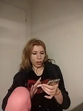 Snapshot of EvaRush chatting on 12.17.25 EvaRush online show from 12.17.25