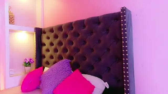 Snapshot of CamiEstrada chatting on 02.04.26 CamiEstrada online show from 02.04.26