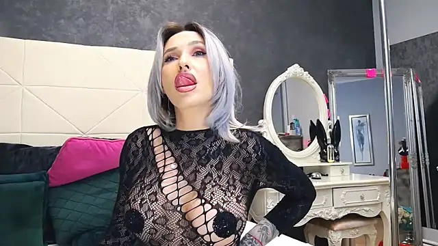 IssaSmith online show from 03.01.25