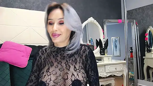 IssaSmith online show from 03.02.25