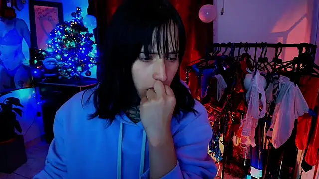 Snapshot of TinnaDawsom chatting on 12.17.25 TinnaDawsom online show from 12.17.25