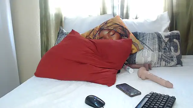 Snapshot of Foxybrownxx1 chatting on 10.23.25 Foxybrownxx1 online show from 10.23.25