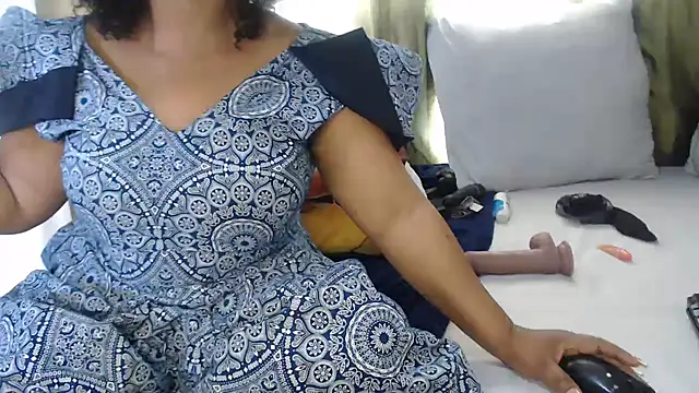 Snapshot of Foxybrownxx1 chatting on 10.26.25 Foxybrownxx1 online show from 10.26.25