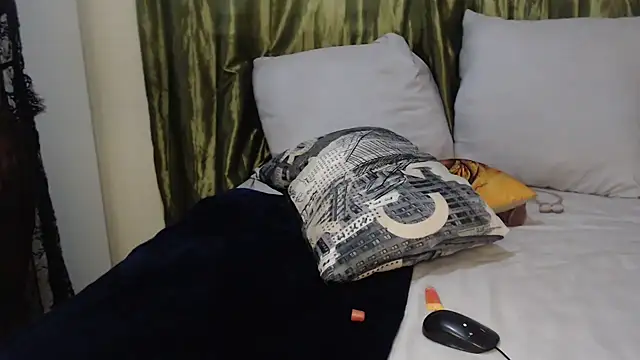 Snapshot of Foxybrownxx1 chatting on 10.27.25 Foxybrownxx1 online show from 10.27.25