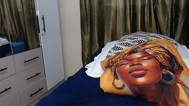 Snapshot of Foxybrownxx1 chatting on 11.21.25 Foxybrownxx1 online show from 11.21.25