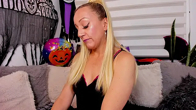 Snapshot of Sammykatt chatting on 10.29.25 Sammykatt online show from 10.29.25