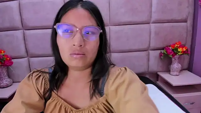 Miaa Smiith  online show from 03.18.25