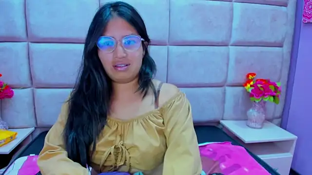 Miaa Smiith  online show from 03.23.25