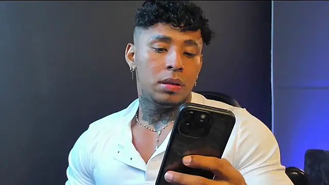 Snapshot of bradley_smith chatting on 10.29.25 bradley smith online show from 10.29.25