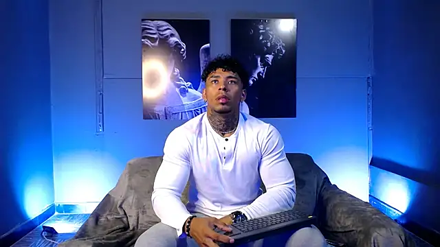 Snapshot of bradley_smith chatting on 11.30.25 bradley smith online show from 11.30.25