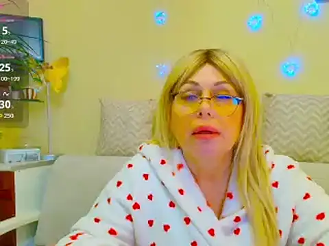 Snapshot of SusieNoreen chatting on 02.19.25 SusieNoreen online show from 02.19.25