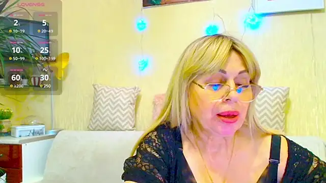 Snapshot of SusieNoreen chatting on 02.22.25 SusieNoreen online show from 02.22.25