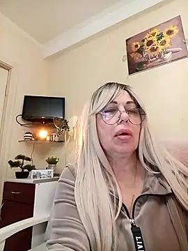 Snapshot of SusieNoreen chatting on 10.06.25 SusieNoreen online show from 10.06.25
