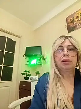Snapshot of SusieNoreen chatting on 10.10.25 SusieNoreen online show from 10.10.25